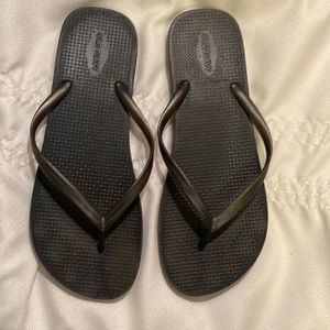 Old navy flip flops size 9, silver